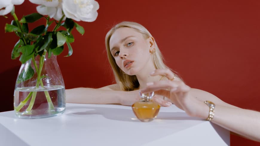 Blonde Frau mit Parfum