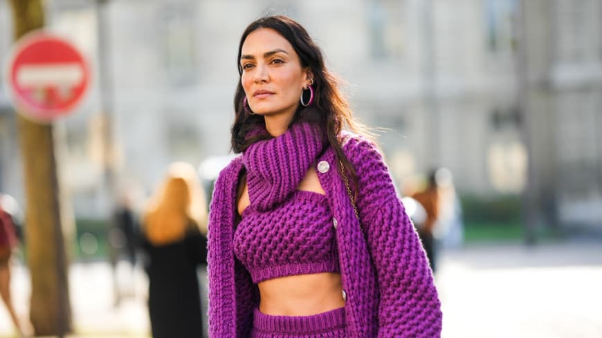 Frau trägt lilafarbenen Cardigan