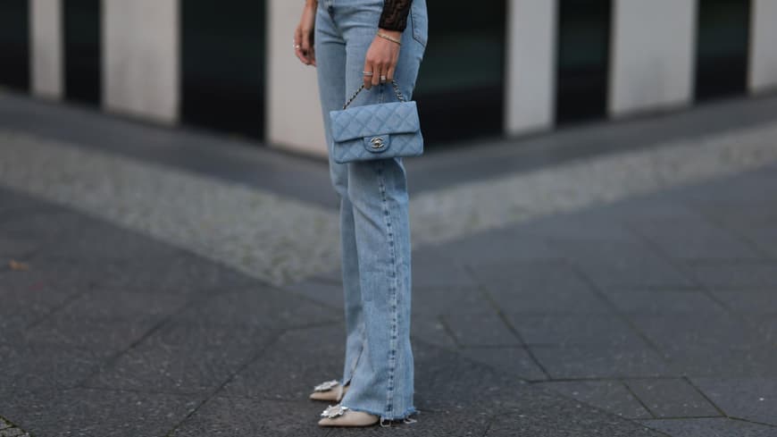 Frau mit hellblauer Jeanshose
