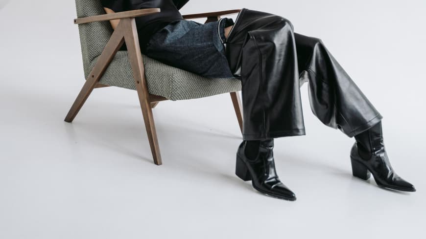 Frau mit Ankle Boots und Lederhose