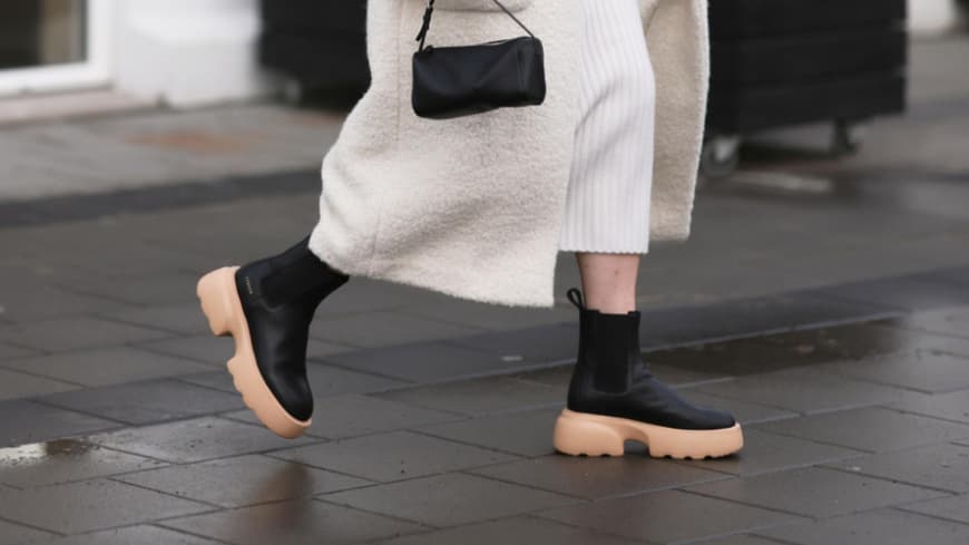 Frau mit Chelsea-Boots