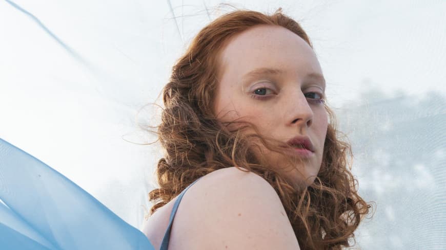 Frau mit roten Locken