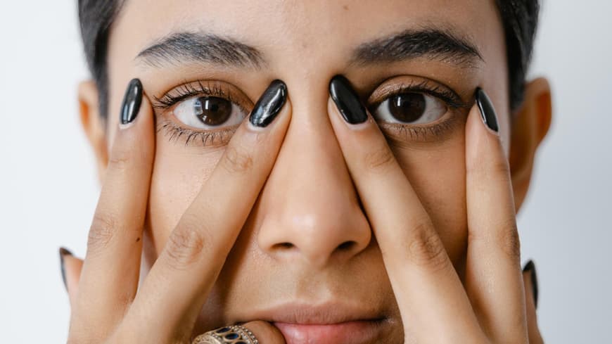 Frau mit schwarzem Nagellack