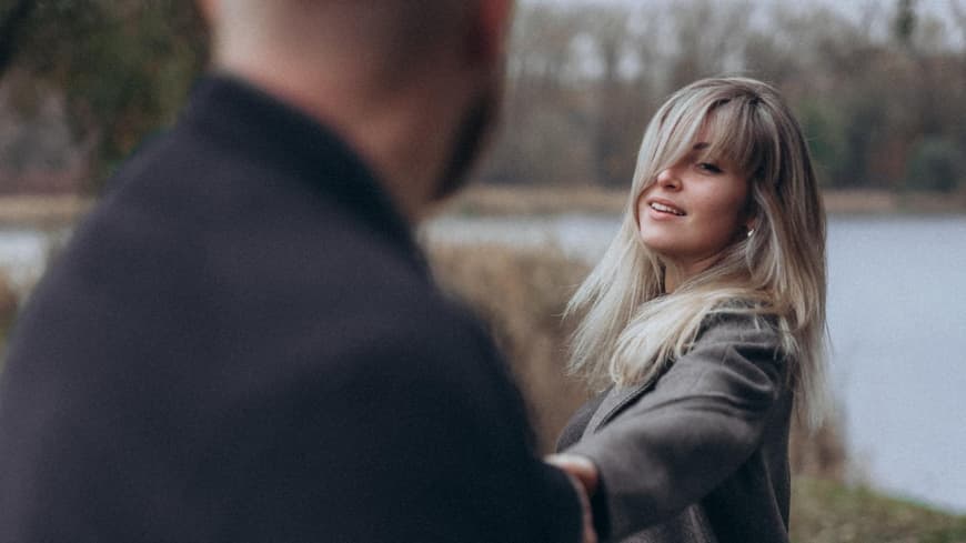 Blonde Frau und Mann