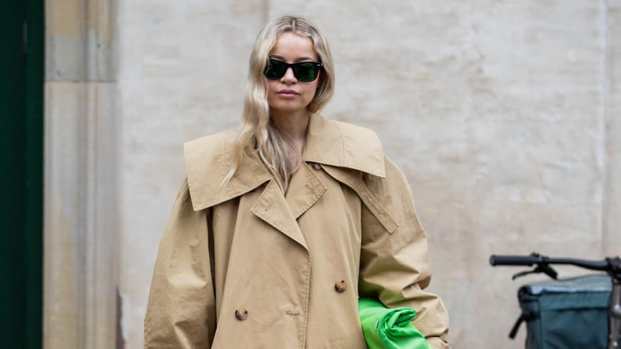 Stephanie Broek trägt Trenchcoat, Jeans und Tabi Boots