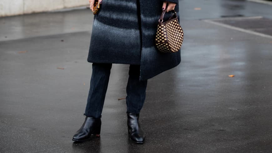 Streetstyle mit schwarzen Stiefeln, schwarzer Jeans und Mantel
