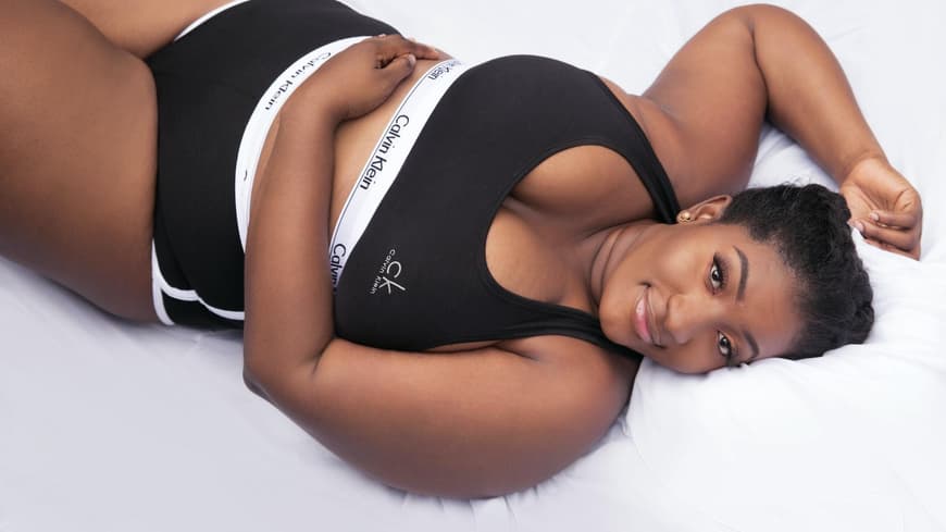 Curvy Frau in Unterwäsche