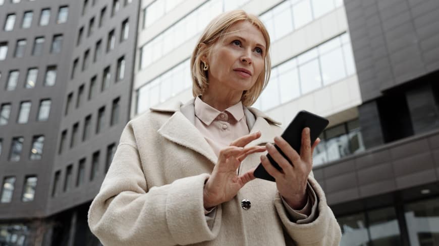 Frau mit Handy