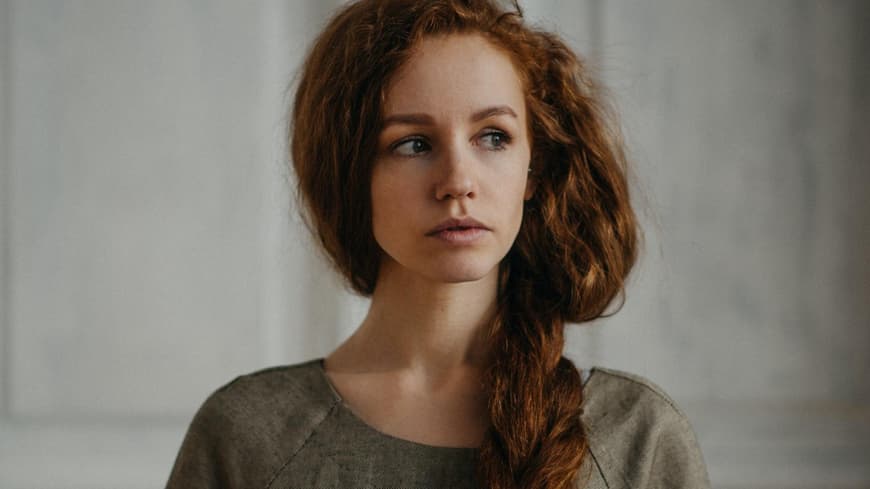 Frau mit langen roten Haaren
