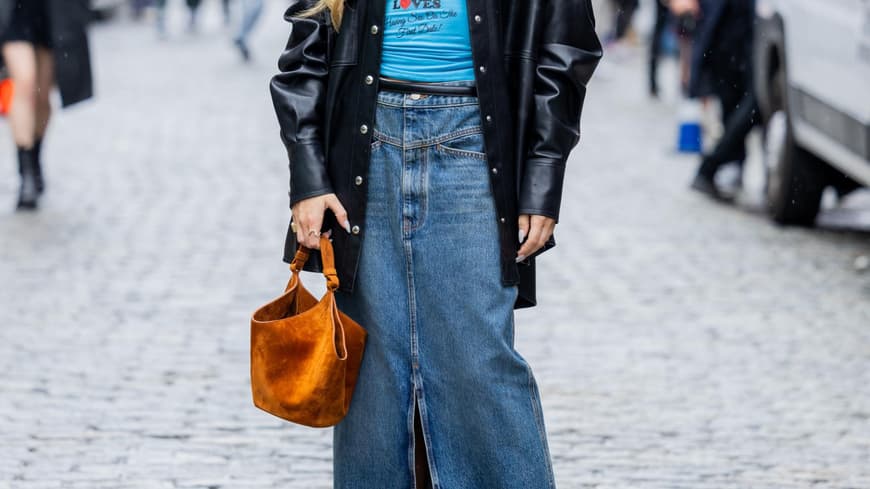 Jeansrock kombinieren: Streetstyle mit Maxi-Jeansrock und Lederjacke 