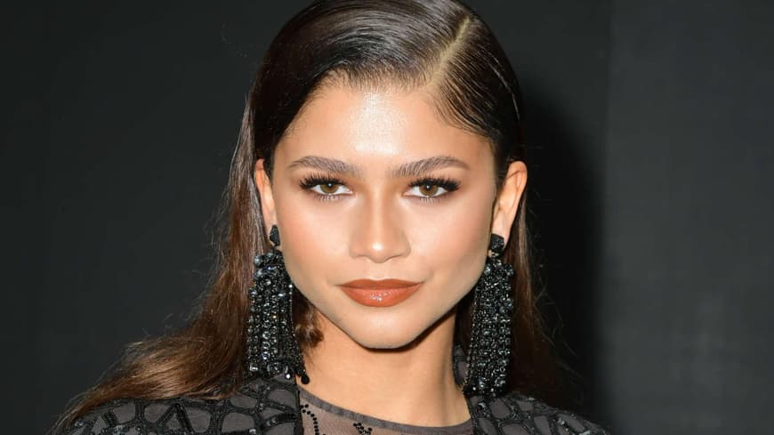 Zendaya toll gestylt mit Seitenscheitel und WOW-Wimpern