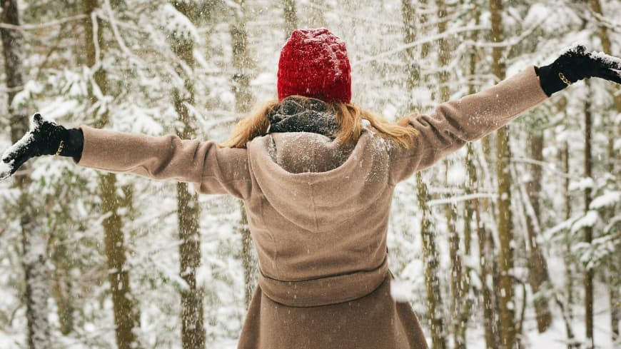 Frau von hinten Wald Winter