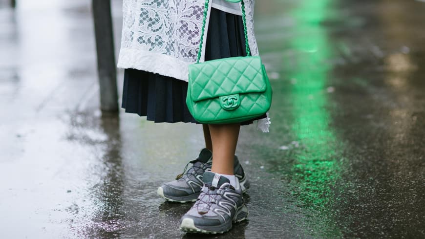 Graue Salomon Sneakers Streetstyle