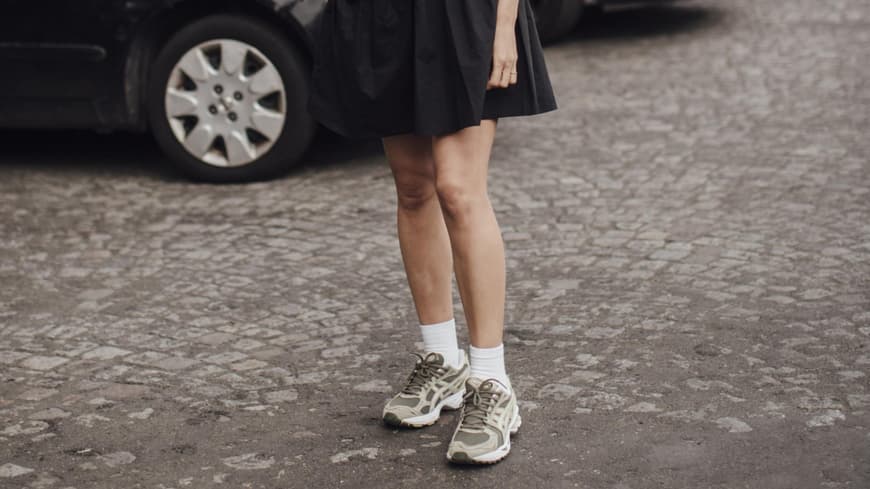Streetstyle mit Sneakers und schwarzem Kleid