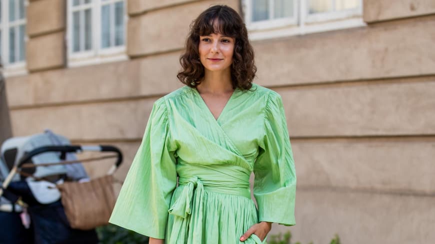 Streetstyle mit grünem Wickelkleid für den Frühling