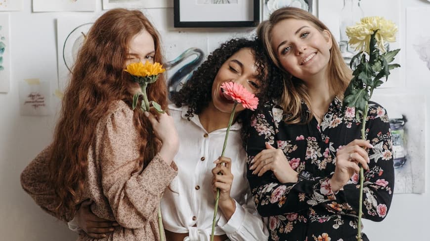 3 Frauen mit Blumen