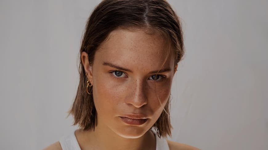 Frau mit natürlichem Make-up