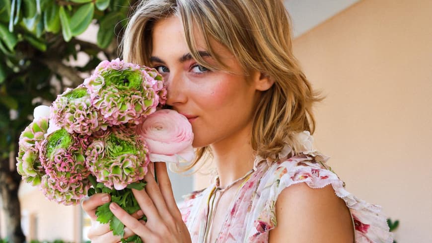 Frau mit Blumenkleid