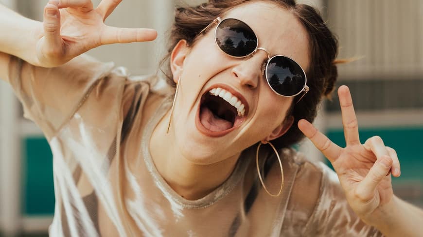 Frau mit Sonnenbrille happy