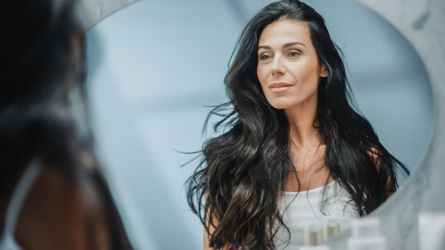 Frau schwarze Haare