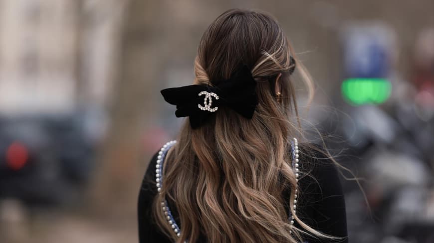 Frisur mit Haarschleife