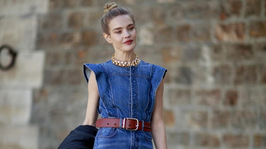 Jeanskleid kombinieren: Frau trägt ein Denim Modell