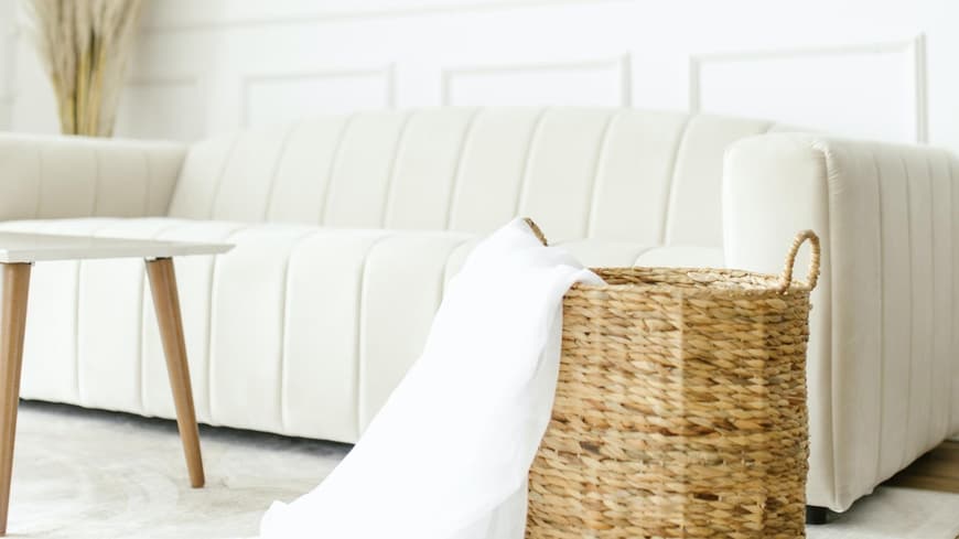 Stylishe Einrichtung mit weißem Sofa