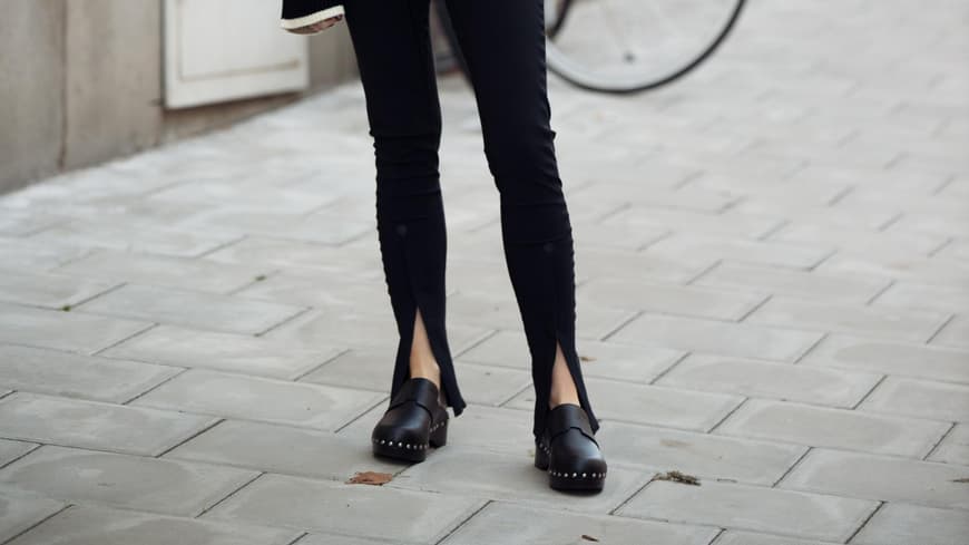 Streetstyle: Clogs und Hose mit Schlitz