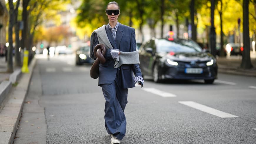 Streetstyle: Hosenanzug und Sneakers