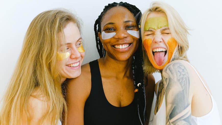 Drei Frauen mit Augenpads