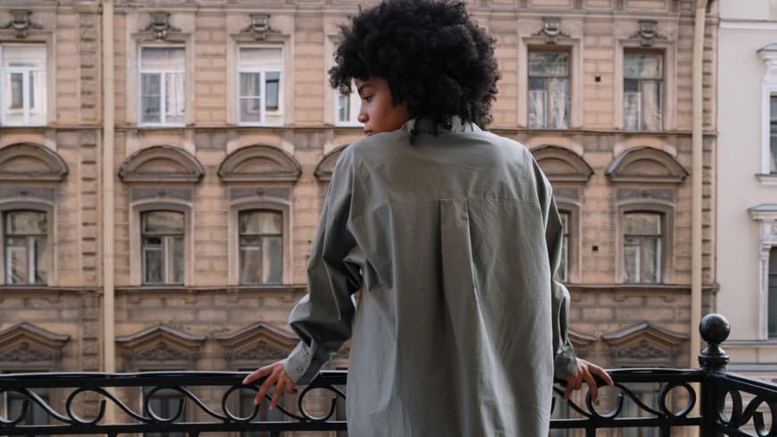 Frau auf Balkon