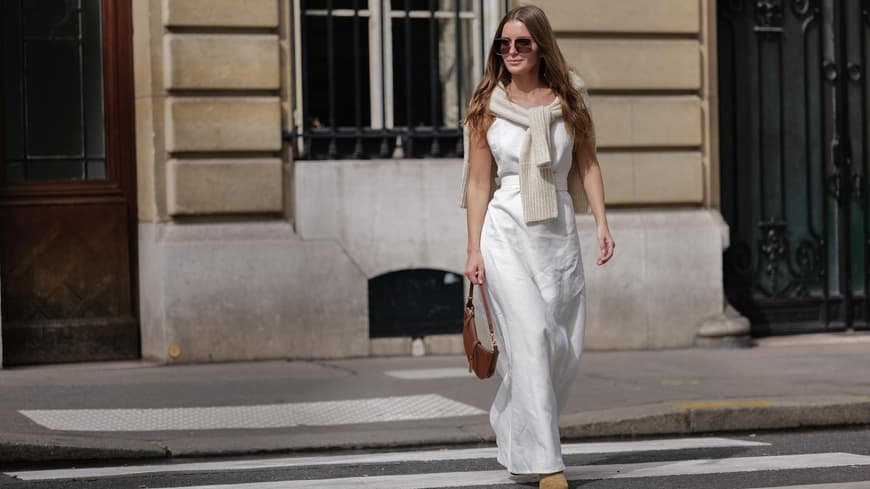 Frau im weißen Maxikleid