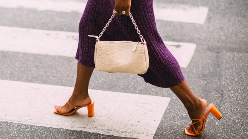 Frau trägt orangene Heels
