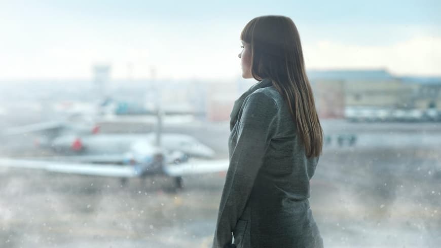 Frau am Flughafen