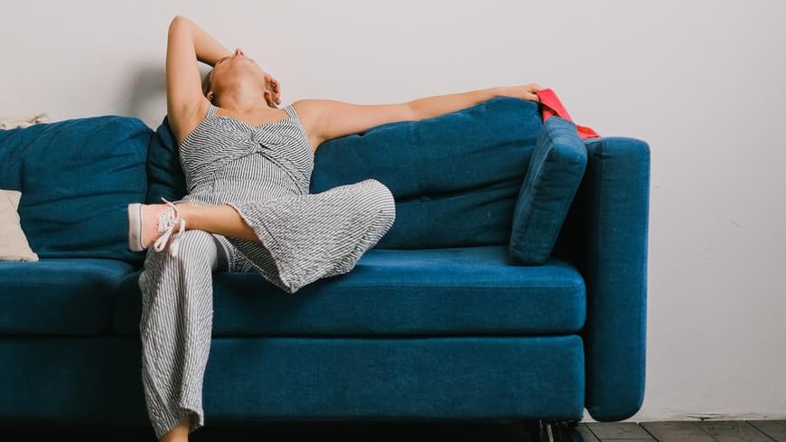 Frau auf Sofa