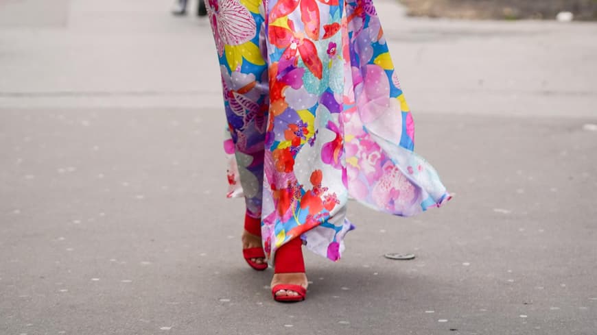 Frau trägt Maxikleid