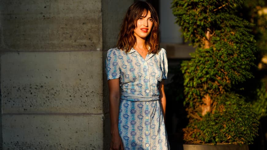 Jeanne Damas in einem floralen Kleid