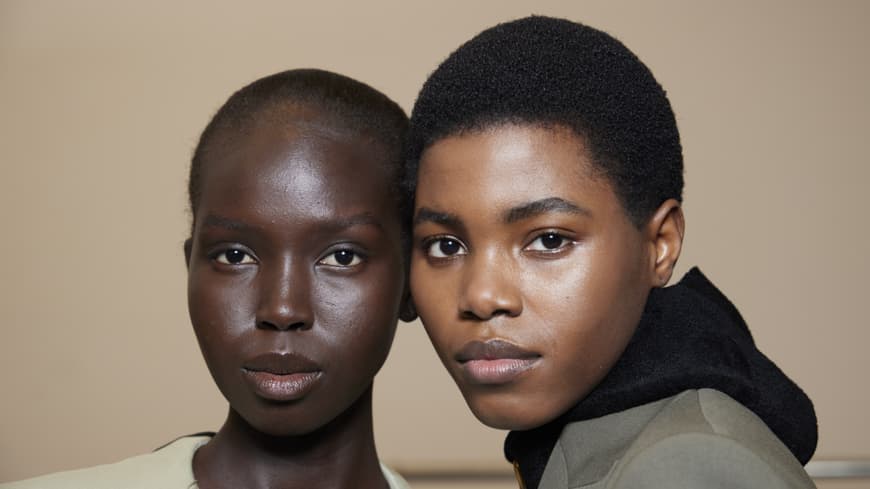 Zwei Frauen mit leichtem Make-up