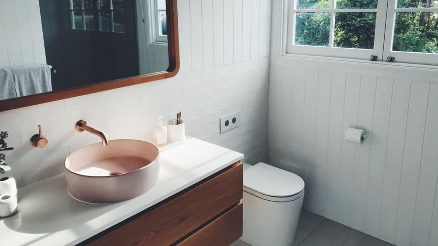 Badezimmer mit Waschschrank und Waschbecken