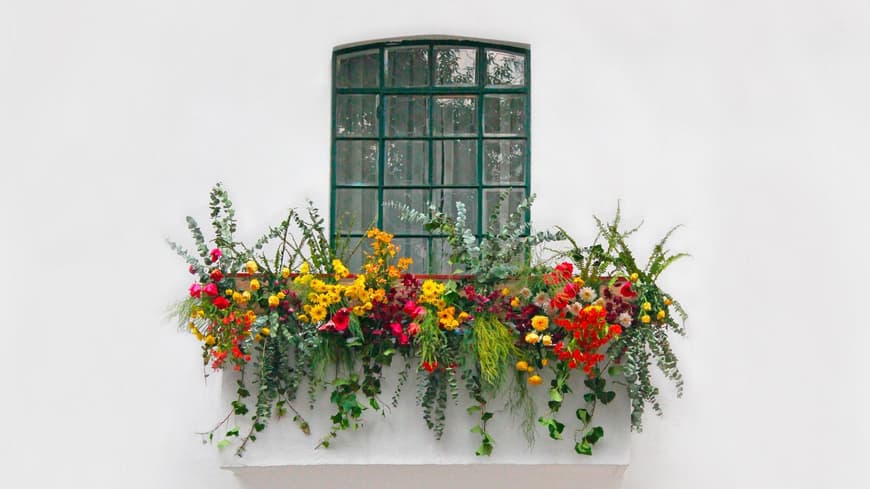 Balkon mit bunten Blumen