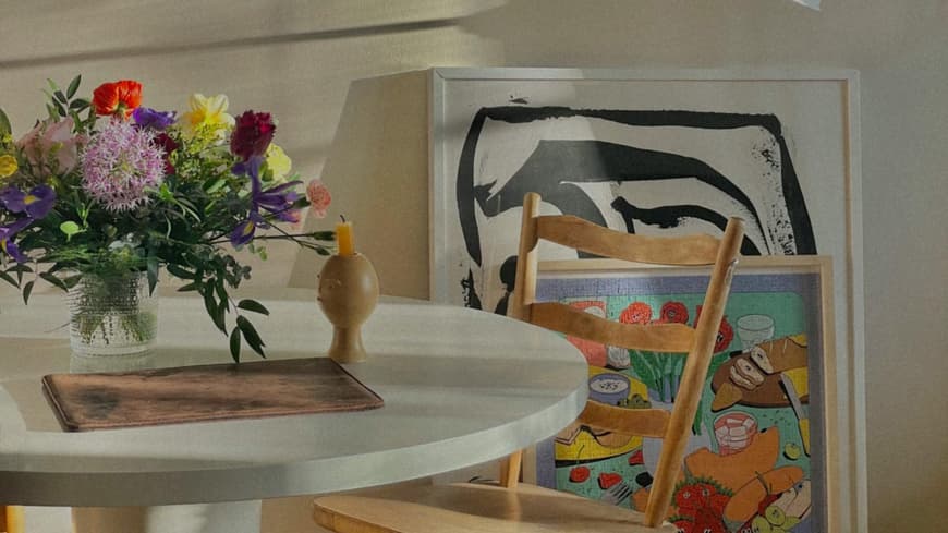 ein Tisch mit einer Blumenvase darauf