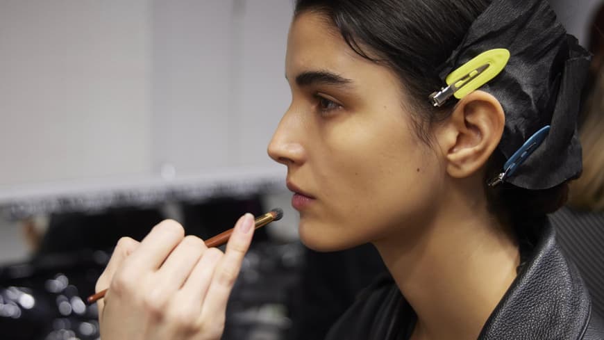 Frau wird geschminkt Elie Saab