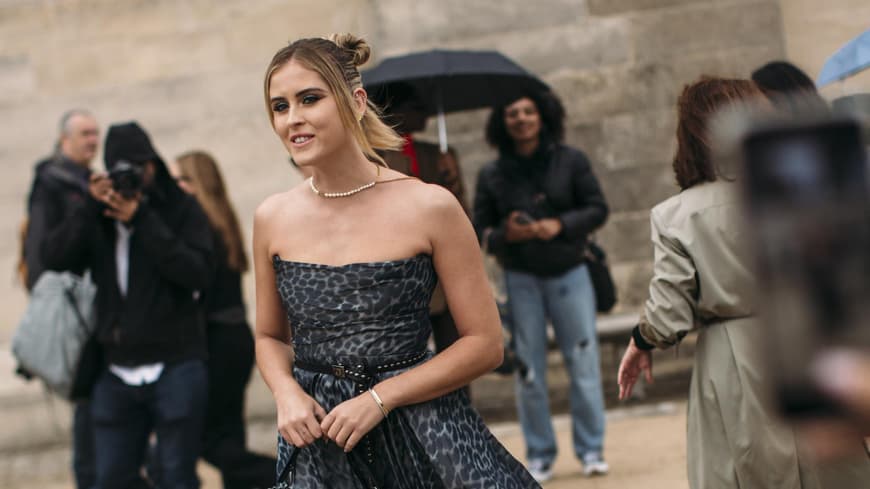 Frau auf der Paris Fashion Week bei Dior