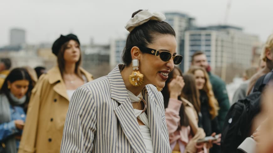 Frau freut sich Streetstyle Fashion Week London