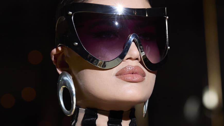 Frau mit Sonnenbrille