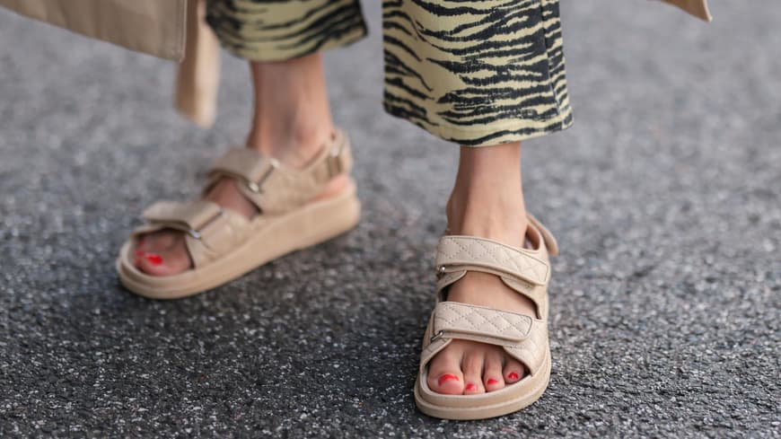 Frau trägt Sandalen