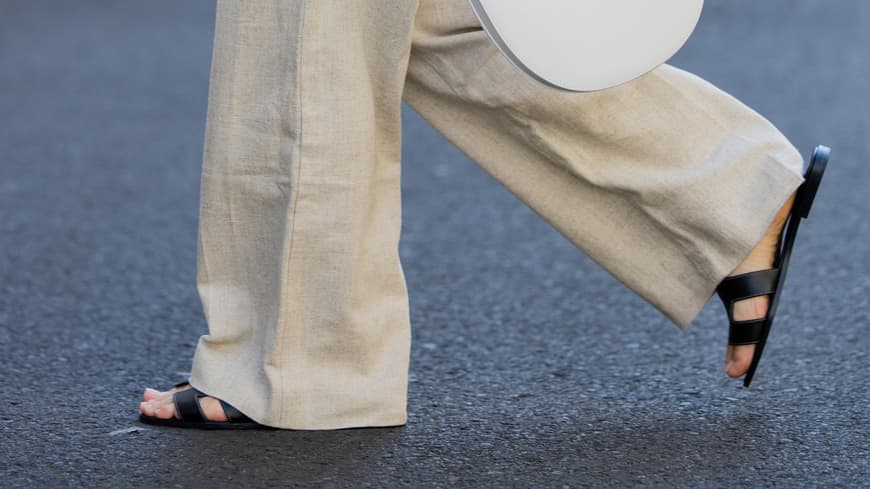 Frau trägt schwarze Sandalen