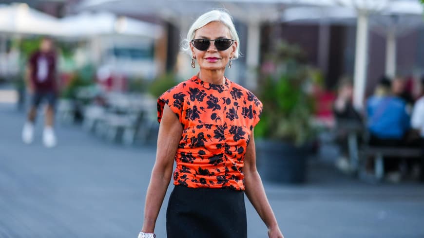 Frau in orangem Top