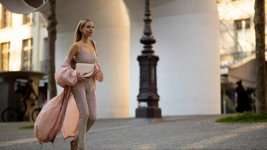 Leonie Hanne in einem glitzernden Jumpsuit