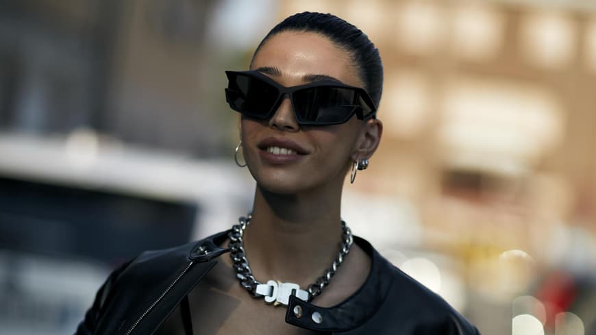 Mailand Fashion Week frau trägt Sonnenbrille und Lederjacke